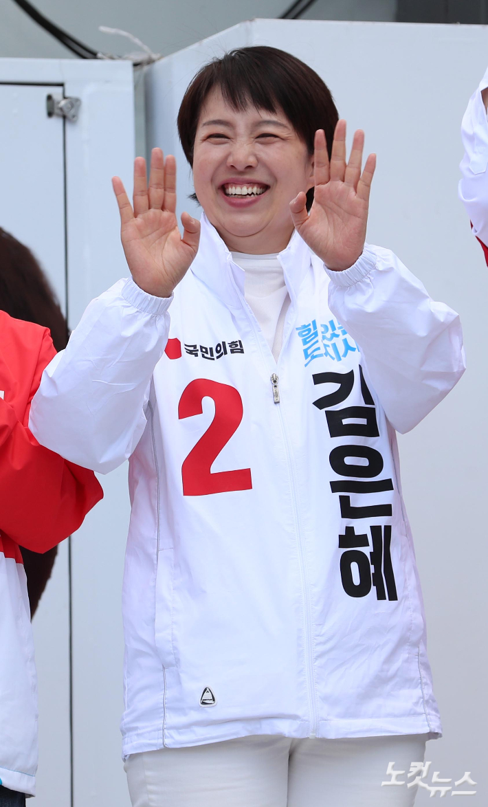 국민의힘 김은혜 경기도지사 후보가 31일 경기도 성남시 분당구 야탑역 앞에서 열린 중앙선대위 경기도 총집결 필승 유세에서 인사를 하고 있다. 국회사진취재단