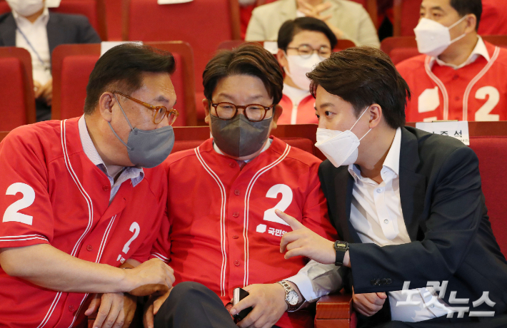 국민의힘 이준석 상임선거대책위원장과 권성동 공동선거대책위원장, 정진석 공천관리위원장이 1일 저녁 서울 여의도 국회도서관 대강당에 마련된 제8회 전국동시지방선거 및 6·1재보궐선거 개표상황실에서 대화를 하고 있다. 윤창원 기자