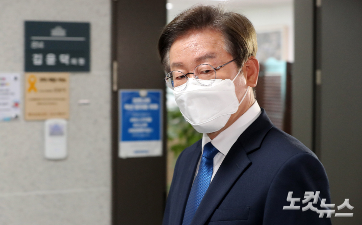 지난 1일 국회의원 보궐선거에서 당선된 이재명 더불어민주당 의원이 7일 오전 서울 여의도 국회의원회관에 도착해 본인의 의원실로 향하고 있다. 윤창원 기자