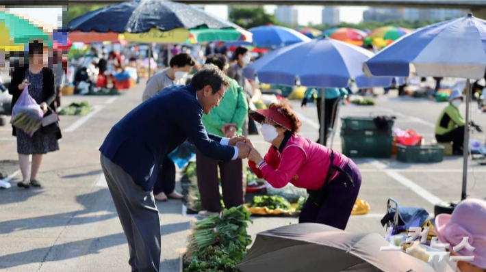 시장 상인과 만나고 있는 김홍규 강릉시장 당선인. 전영래 기자