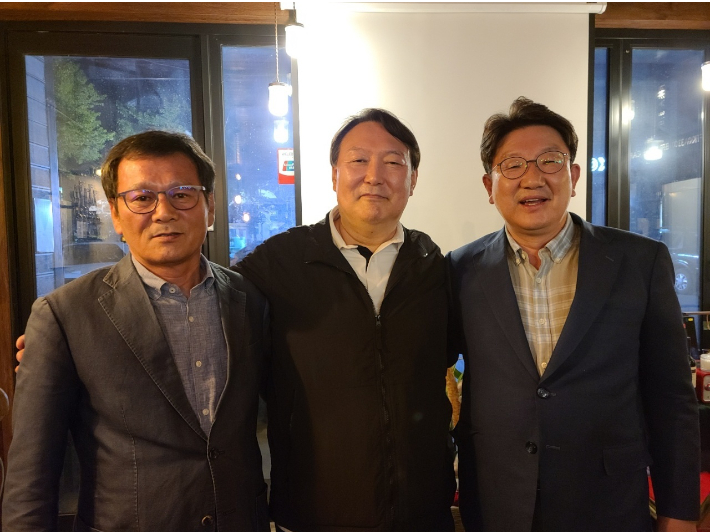 지난해 5월 강릉의 한 식당에서 만난 김홍규 강릉시장 당선인과 윤석열 대통령, 권성동 국민의힘 원내대표. 독자 제공