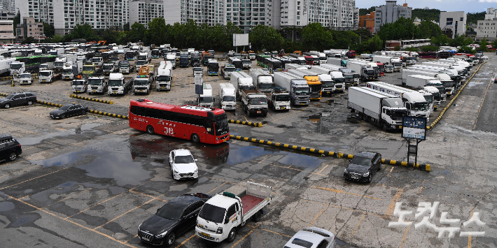 민주노총 공공운수노조 화물연대의 무기한 전면 총파업을 하루 앞둔 6일 서울 양천구 서부트럭터미널에 화물차들이 세워져 있다. 박종민 기자