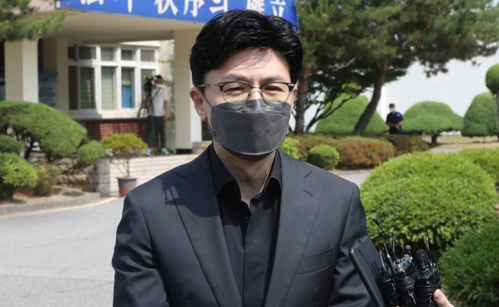한동훈 법무부 장관이 10일 청주교도소를 방문해 기자들의 질문에 답하고 있다. 연합뉴스
