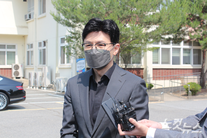 한동훈 법무부 장관이 10일 오전 청주교도소를 방문해 취재진의 질문에 답변하고 있다. 최범규 기자