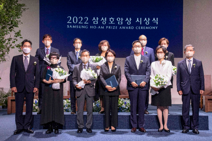 이재용 삼성전자 부회장(앞줄 왼쪽)이 5월 31일 서울신라호텔 다이너스티홀에서 열린 '2022 삼성 호암상 시상식'에서 수상자들과 기념 촬영하고 있다. 호암재단 제공.