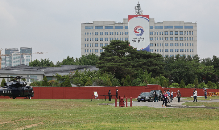 대통령 집무실 인근의 용산공원 부지가 일반 국민에게 시범 개방된 10일 서울 용산공원에서 시민들이 경호 장비 등을 보고 있다. 연합뉴스