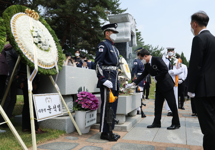 김동연 경기도지사 당선인이 10일 오전 서울 동작구 국립현충원에서 열린 '고 이희호 여사 3주기 추도식'에서 분향하고 있다. 왼쪽으로 윤석열 대통령의 화환이 보인다. 연합뉴스