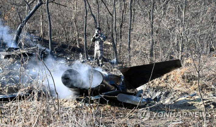 지난 1월 경기도 화성 정남면 관항리의 한 야산에서 공군 관계자들이 10전투비행단(수원 군공항) 소속 전투기 잔해를 확인하고 있다. 연합뉴스