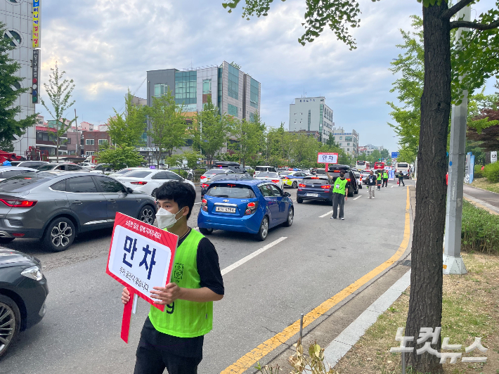 수원월드컵경기장 내 주차장은 이미 만석이 된 상태다. 수원=김조휘 기자