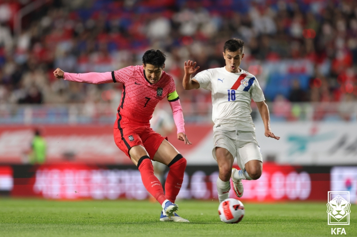 슈팅을 시도하는 손흥민. 대한축구협회