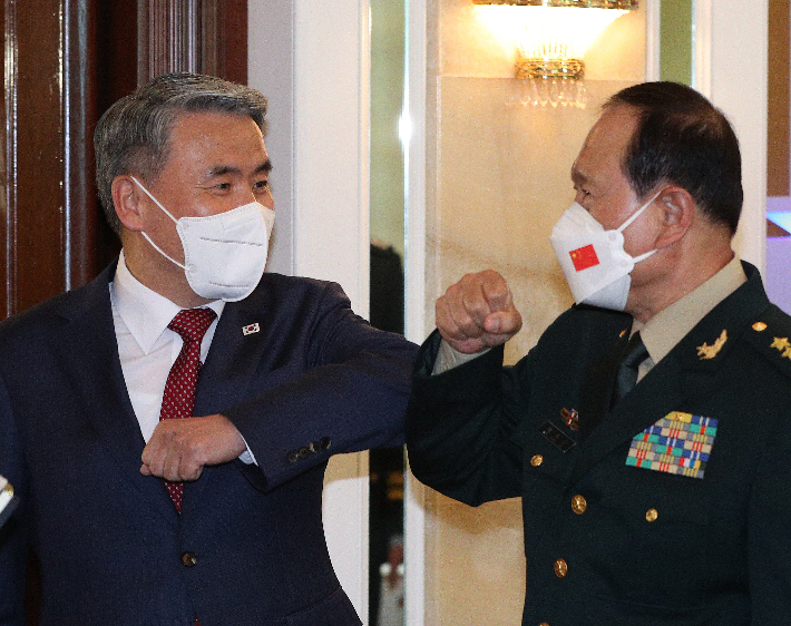 제19차 아시아안보회의에 참석 중인 이종섭 국방부 장관이 10일 싱가포르 샹그릴라 호텔에서 웨이펑허 중국 국방부장과 회담에 앞서 팔꿈치 인사를 나누는 모습. 연합뉴스