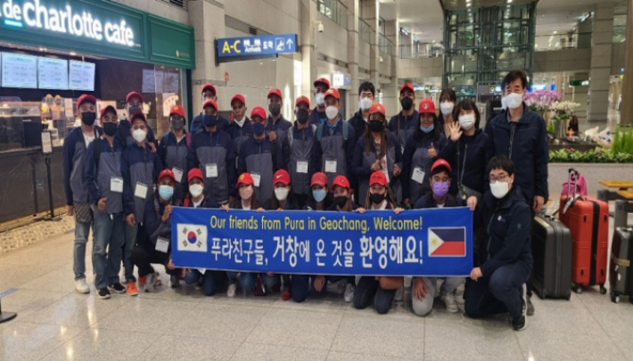 외국인 계절근로자 입국. 경남도청 제공