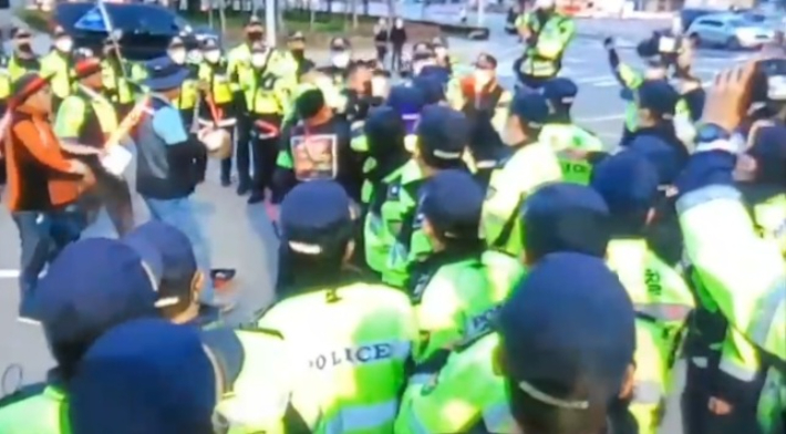 부산의 한 화물연대 집회 현장에서 경찰에게 북을 던지고 기동대원을 폭행한 조합원이 체포됐다. 부산경찰청 제공