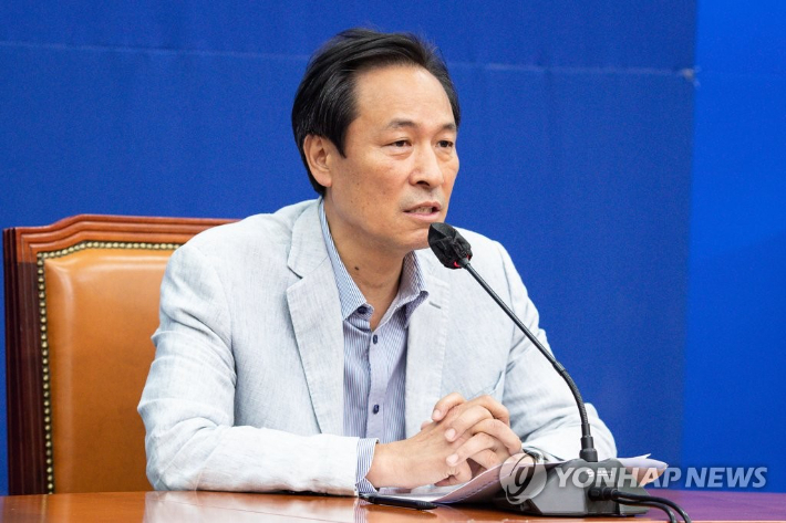 더불어민주당 우상호 비상대책위원장이 12일 서울 여의도 국회에서 열린 기자간담회에서 발언하고 있다. 연합뉴스