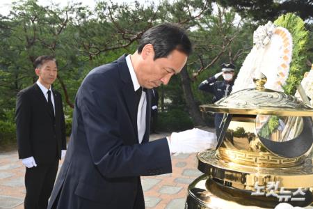 김대중 전 대통령 묘역에 분향하는 우상호 비대위원장