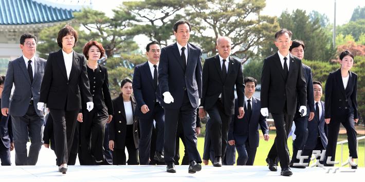 국립서울현충원 참배하는 우상호 비상대책위