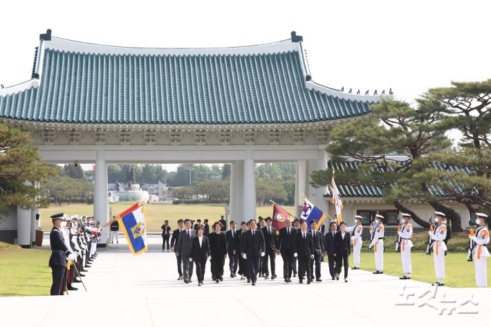 더불어민주당 우상호 비상대책위원장과 박홍근 원내대표를 비롯한 비대위원들이 13일 오전 서울 동작구 국립서울현충원을 방문해 참배하기 위해 현충탑에 들어서고 있다.