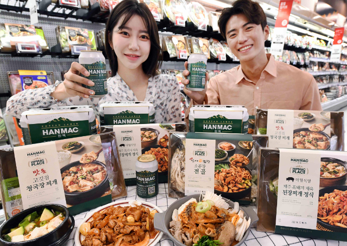 모델들이 13일 서울 등촌동 홈플러스 강서점에서 한식 밀키트 3종을 선보이고 있다. 홈플러스 제공 