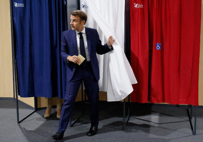 에마뉘엘 마크롱 프랑스 대통령이 프랑스 총선 1차 투표가 실시된 12일(현지시간) 프랑스 르투케에 있는 투표소에서 투표한 뒤 나오고 있다. 연합뉴스