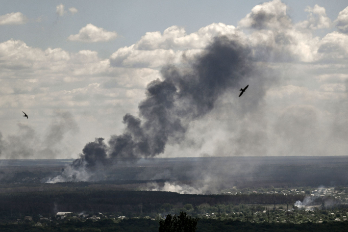 7일(현지시간) 러시아군의 공격을 받고 있는 우크라이나 동부 돈바스 지역의 도시 세베로도네츠크 상공에서 포연이 치솟고 있다. 연합뉴스