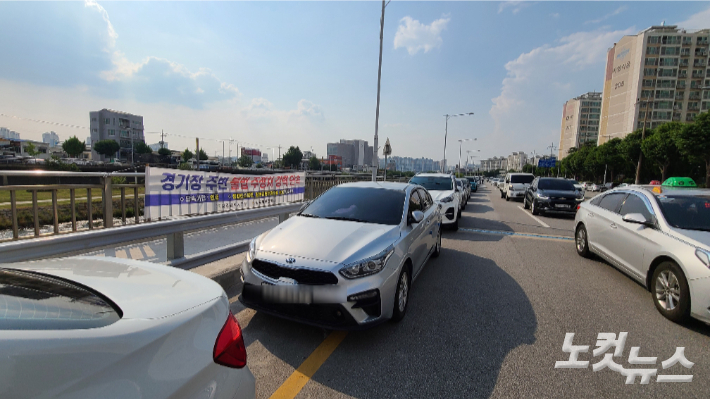 지난 11일 광주 북구 광주기아챔피언스필드 인근 천변 도로에 불법 주차된 차량들. 김한영 기자