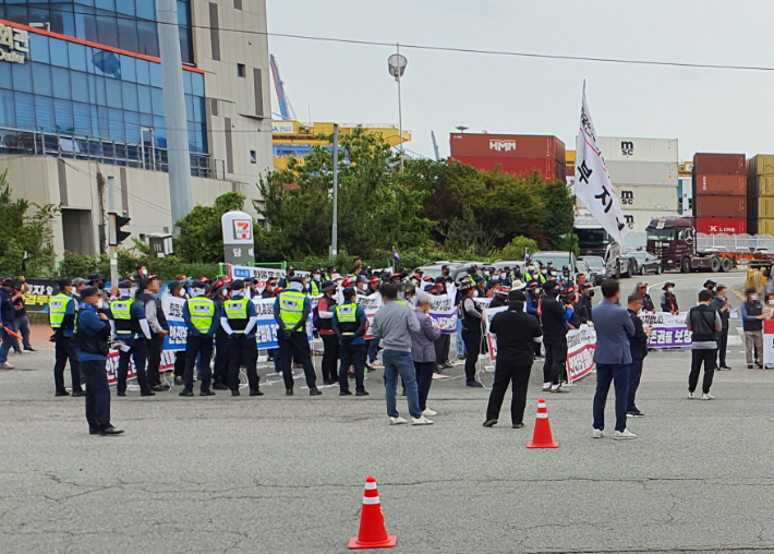 13일 부산신항 선원회관 앞에서 집회 중인 화물연대 조합원들. 부산경찰청 제공