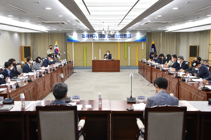 부산시, 지역 상공계, 유관기관, 산업별 대표 등이 '경제 원팀'으로 하나돼 경제위기 극복에 공동 대응에 나선다. 13일 부산시청에서 열린 경제위기 대응 긴급 현안회의. 부산시청 제공 