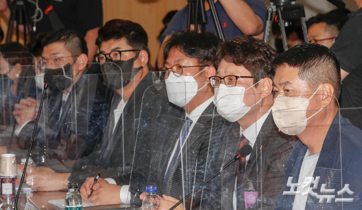 5대 가상자산 거래소 대표인 이석우 업비트 대표, 오세진 코빗 대표, 이재원 빗썸 대표, 강명구 코인원 부대표, 박준상 고팍스 CBO(오른쪽부터)가 13일 오후 서울 여의도 국회 의원회관에서 열린 가상자산 시장의 공정성 회복과 투자자 보호대책 긴급점검 당정간담회에 참석하고 있다. 윤창원 기자