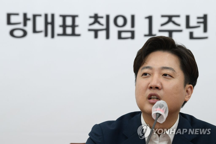 (서울=연합뉴스) 하사헌 기자 = 국민의힘 이준석 대표가 12일 오후 서울 여의도 국회에서 열린 당대표 취임 1주년 기자간담회에서 발언하고 있다. 2022.6.12 [국회사진기자단] toadboy@yna.co.kr 연합뉴스