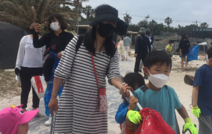 아이들과 해변쓰레기정화활동. 청양한한수풀 제공