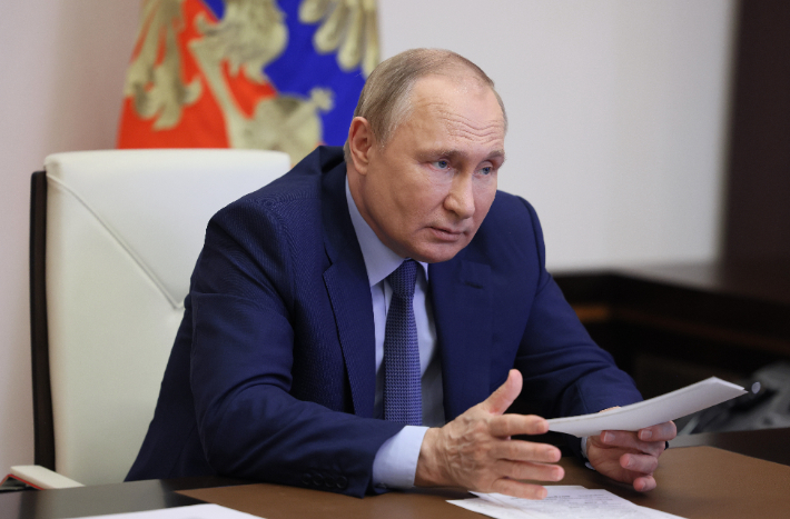 경제대책 회의 주재하는 푸틴 러시아 대통령. 크렘린궁 제공