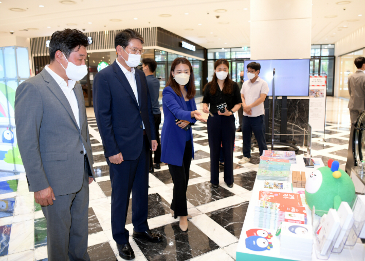 광주광역시는 광주 관광재단, 광주신세계 등 3개 기관은 지난 13일부터 26일까지 2주간 광주신세계 1층에서 '광주 관광 홍보관'을 운영하며 광주의 매력을 알리고 있다. 광주광역시 제공