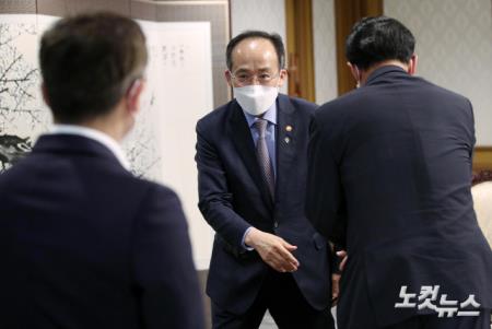 부동산시장 전문가들과 인사하는 추경호 부총리