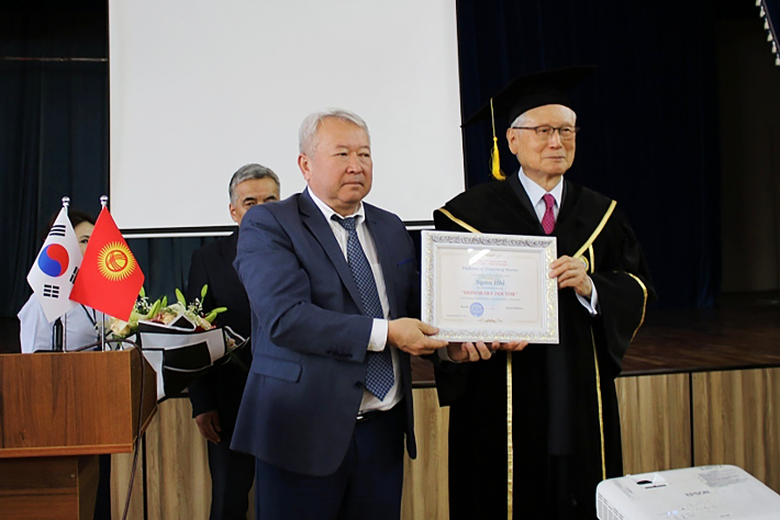 신일희 계명대 총장이 키르기즈국립대학교 개교 90주년 기념행사에 초청돼 명예박사학위를 받고 있다. 계명대 제공