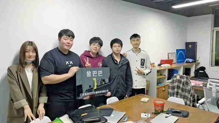 선전에서 창업 기회를 발견한 김윤석 대표(왼쪽에서 세번째)는 현재 한중 창업팀을 꾸리고 대만구에서 자신의 사업을 발전시키고 있다. 김윤석 대표 제공