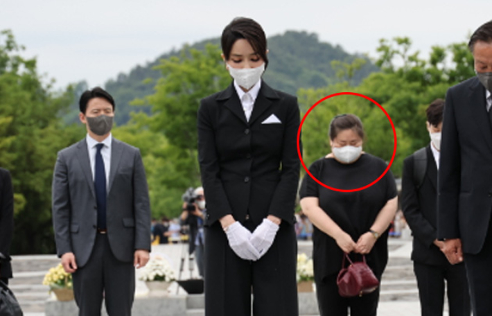 윤석열 대통령 부인 김건희 여사가 13일 오후 경남 김해시 진영읍 봉하마을을 방문해 고(故) 노무현 전 대통령 묘역을  참배하고 있다. 연합뉴스