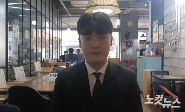 전국 최연소 구의원에 당선된 최인호 관악구의원 당선인이 한 카페에서 인터뷰하고 있다. 권혁주 기자