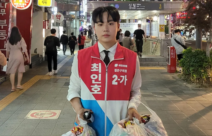 선거운동중인 최인호 관악구의원 당선인. 당선인 제공