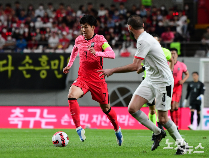 손흥민이 14일 오후 서울월드컵경기장에서 열린 축구 국가대표 평가전 이집트와 경기에서 드리블을 하고 있다. 황진환 기자