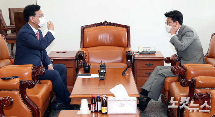 진성준 더불어민주당 원내수석부대표(오른쪽)와 송언석 국민의힘 원내수석부대표가 8일 오전 서울 여의도 국회 운영위원장실에서 후반기 국회 원 구성 협상에 착수하기 위해 회동하고 있다. 윤창원 기자