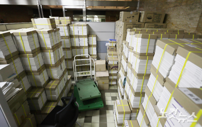 국회 원구성을 두고 여야 협상이 지지부진하면서 국회가 2주째 제 역할을 하지 못하고 있는 13일 서울 여의도 국회 의안과 앞 복도에 처리되지 못한 서류들이 수북이 쌓여 있다. 윤창원 기자