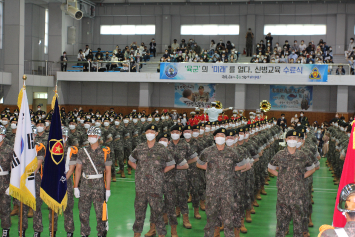 육군 제35보병사단(35사단)이 코로나19 유행으로 인해 2020년 1월 이후 중단된 '대면' 신병 교육훈련 수료식을 15일 재개했다. 35사단 제공