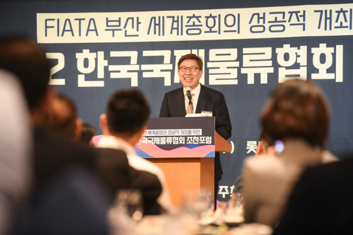 박형준 부산시장은 15일 "기존의 해상물류 인프라인 항만, 철도에 가덕도신공항 건설로 항공 물류를 더해 부산형 글로벌 트라이포트를 구축할 것"이라고 말했다. 부산시청 제공 