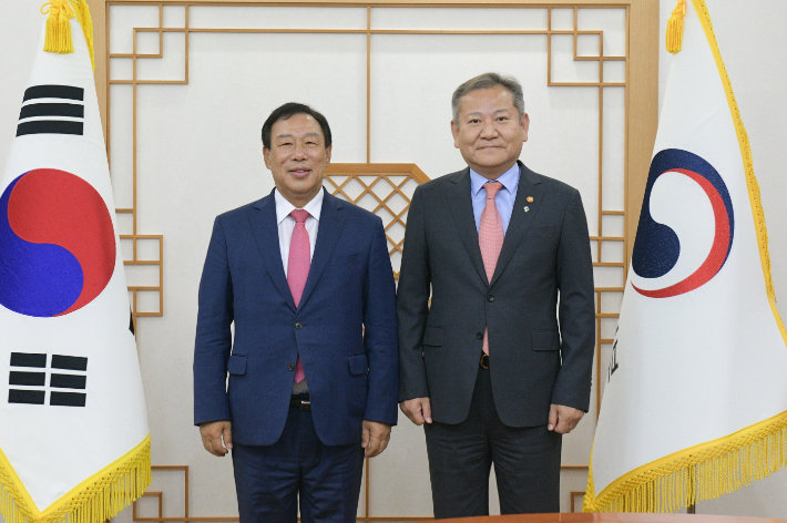 최민호 세종시장 당선인(왼쪽)과 이상민 행안부 장관(오른쪽). 세종시장직 인수위 제공