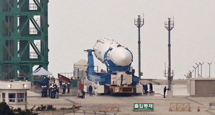 15일 전남 고흥군 나로우주센터에서 누리호(KSLV-Ⅱ)가 다시 조립동으로 이송되고 있다. 연합뉴스