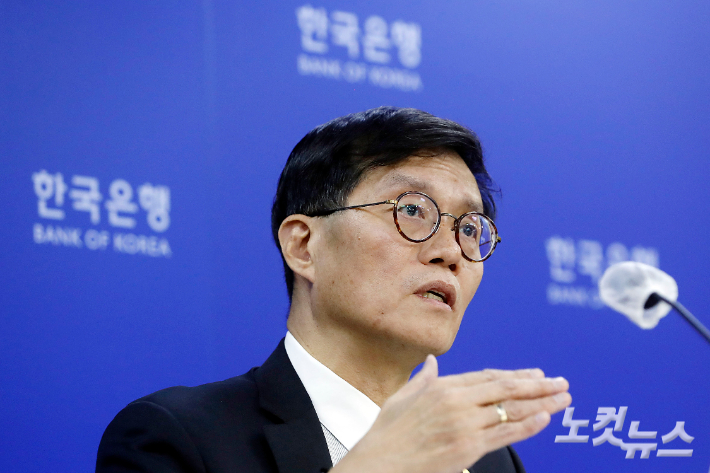 이창용 한국은행 총재가 한국은행에서 열린 기자간담회에서 기준금리 인상 등을 설명하고 있다. 사진공동취재단