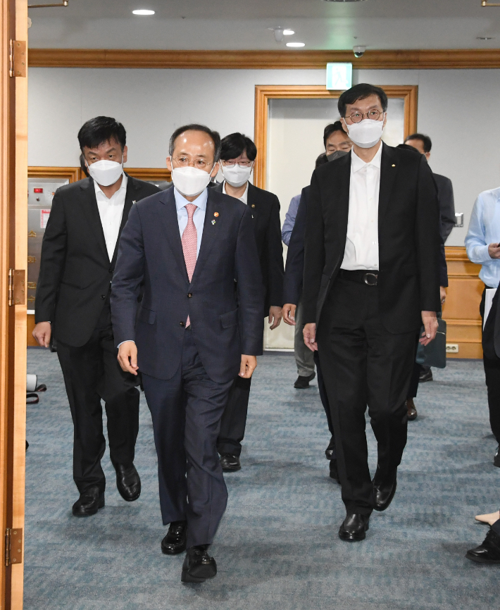 추경호 경제부총리 겸 기획재정부 장관과 이창용 한국은행 총재 등이 16일 오전 서울 중구 은행연합회에서 열린 '비상 거시경제금융회의' 회의장에 입장하고 있다. 기재부 제공