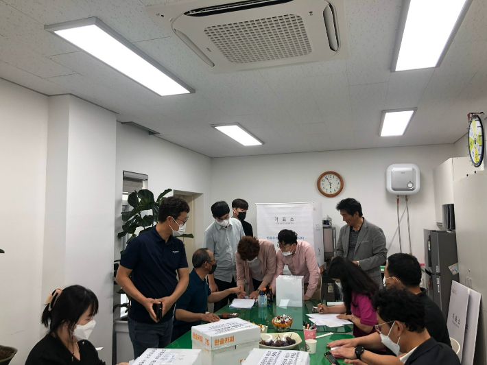 고흥군지부 사무실에서 개표를 앞두고 점검하고 있다. 공무원노조 고흥군지부 제공  