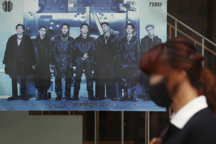15일 서울 명동거리 한 음반매장에 걸린 방탄소년단(BTS) 사진. 연합뉴스