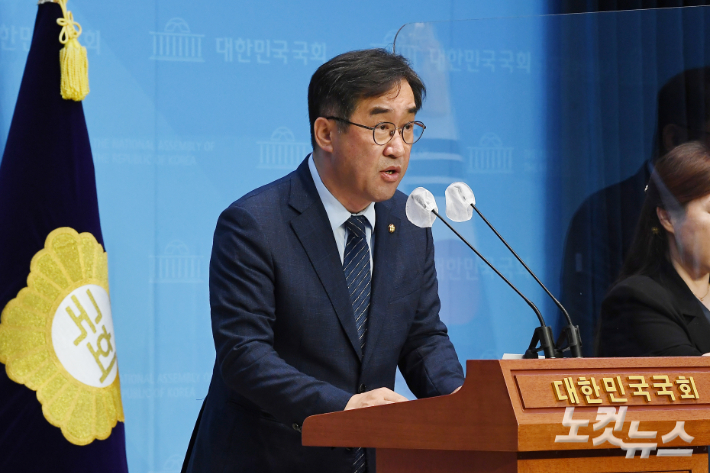 더불어민주당 맹성규 국회의원이 16일 서울 여의도 국회에서 '예산편성심의제도 개선법안 대표발의' 관련 기자회견을 하고 있다. 맹 의원이 기자회견 직후 발의할 법안은 더불어민주당 30여 명의 국회의원이 공동발의했다. 윤창원 기자